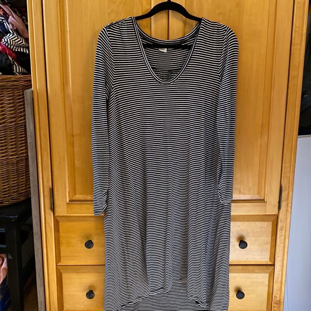 Gap black and white high low long sleeve dress